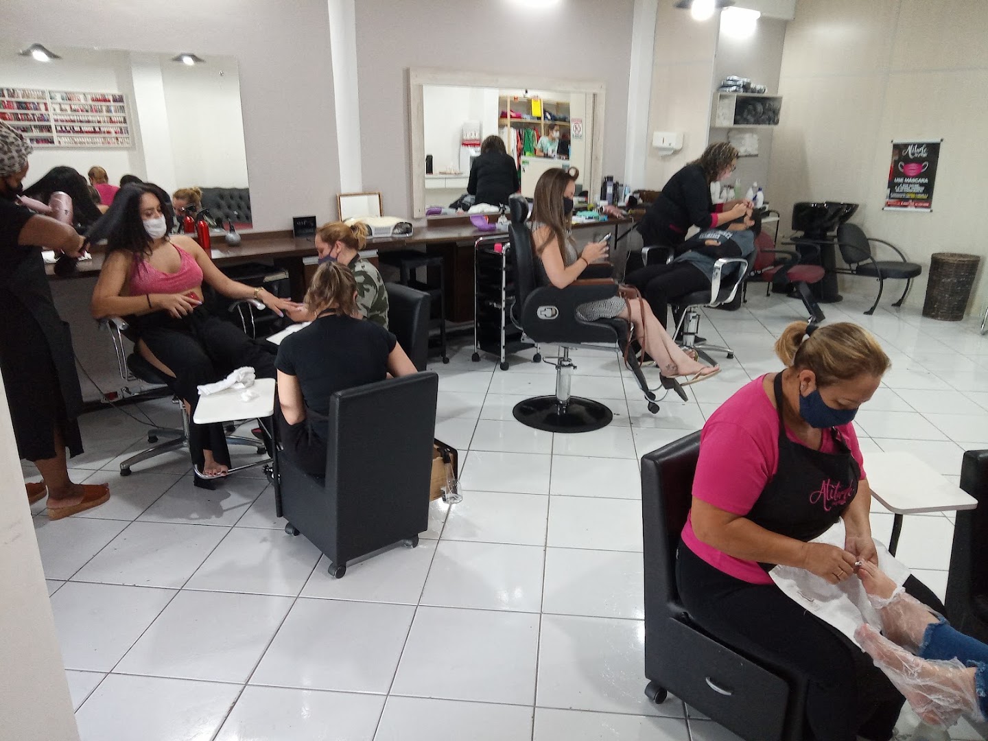 Atendimento de cabelo e unha dentro da Atitude Centro da Beleza