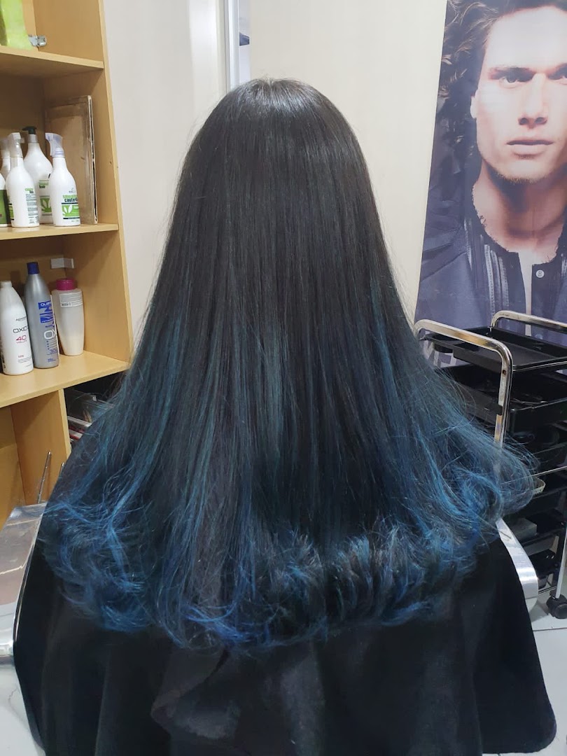 Coloração azul finalizada em cabelo comprido na Atitude Centro da Beleza, em Santa Cândida